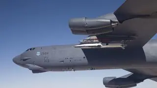 Odrzutowiec wyniósł w powietrze transportowiec