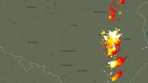 Wyładowania atmosferyczne oznaczono plusami