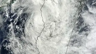 1 marca cyklon Irina dotarł do wybrzeży Madagaskaru (NASA Goddard MODIS Rapid Response Team)