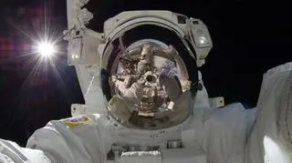 Aki Hoshide podczas spaceru kosmicznego z ISS w 2012 roku (NASA)