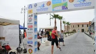 Aleksandra Korulczyk na mecie triathlonu