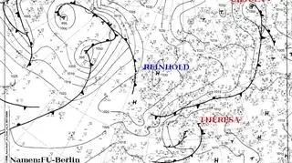 Analiza synoptyczna dla Europy niemieckiej służby meteo DWD z godz. 00 UTC, z położeniem niżów i wyżów.