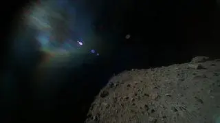 Asteroida Ryugu sfotografowana przez Rover-1B	(JAXA)