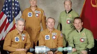 Astronauci biorący udział w połączeniu statków Apollo 18 i Sojuz 19 podczas lotu w przestrzeni kosmicznej; Leonow w drugim rzędzie po prawej stronie (NASA)