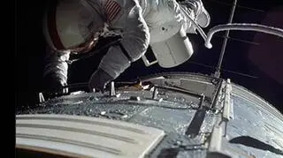 Astronauta Roland Evans na orbicie okołoksiężycowej (NASA)