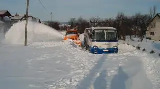 Autobus w zaspie ( Kontakt24, Seweryn Krok)