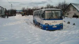 Autobus w zaspie ( Kontakt24, Seweryn Krok)