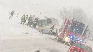Autokar przewrócony w Wielkopolsce (WOLSZTYN112)