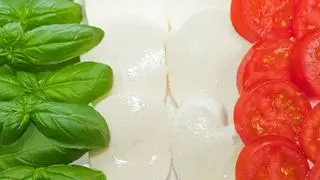 Bazylia, mozzarella i pomidory - których może zabraknąć