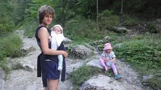 Beata Dąbrowska z córkami podczas trekkingu