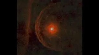 Betelgeza i pasmo materii na zdjęciu z teleskopu Herschela (ESA/Herschel/PACS/L. Decin et al)