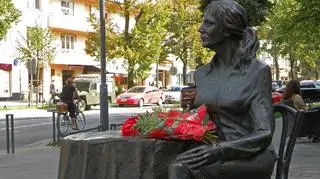 Biegacze minęli pomnik Agnieszki Osieckiej