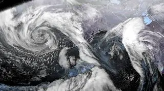 Bomba cyklonowa w rejonie północnego Pacyfiku (NOAA)