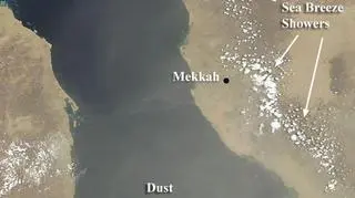 Bryza znad Morza Czerwonego spowodowała 4 czerwca opady nad Mekką (NASA)