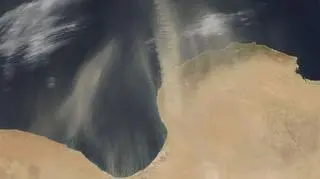 Burza piaskowa nad wybrzeżem Libii i Wielką Surtą 