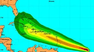 Burza tropikalna Chantal na Atlantyku i prawdopodobny zasięg jej sztormowego wiatru (NOAA)