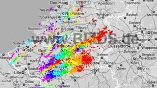 Burze nad Beneluksem, czwartek, godz. 18:15 (blids.de)