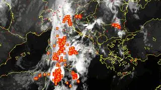 Burze nad Półwyspem Apenińskim. Wyładowania zaznaczone krzyżykami (sat24.com)