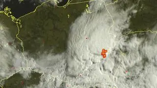 Burze w Polsce około godz. 8.00 - yładowania atmosferyczne zaznaczone są plusami