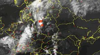 Burze zaznaczone są krzyżykiem (sat24.com)