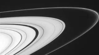 Cassini znalazła się pod odpowiednim kątem do Saturna (NASA/JPL-Caltech/Space Science Institute)
