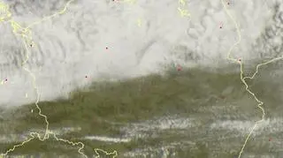 Chłodny front na mapie satelitarnej około godziny 13.45 (sat24.com)