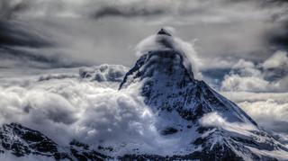 Chmura chorągiew na szczycie Matterhorn (fot. Stephen Burt)