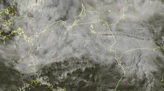 Chmury i burze nad Polską, czwartek, godz. 10:30 / sat24.com