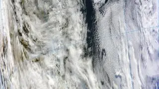 Chmury nad Australią i Nową Zelandią