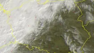Chmury nad Polską w poniedziałek przed południem (sat24.com)