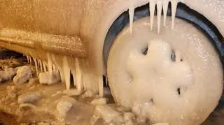 Chrysler zamarzł na Pradze (Lech Marcińczak/tvnwarszawa.pl)