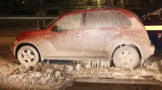 Chrysler zamarzł na Pradze (Lech Marcińczak/tvnwarszawa.pl)