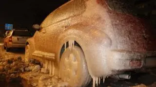 Chrysler zamarzł na Pradze (Lech Marcińczak/tvnwarszawa.pl)