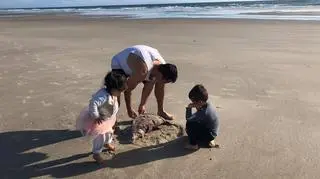 Ciekawe znalezisko na plaży (autorzy: Eve i Adam Dickinson)