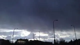 Ciemne chmury nad Warszawą (tvnmeteo.pl)