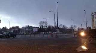 Ciemne chmury nad Warszawą (tvnmeteo.pl)