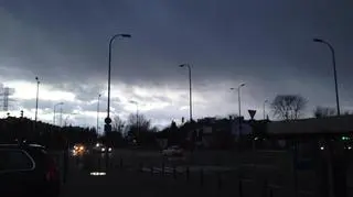 Ciemne chmury nad Warszawą (tvnmeteo.pl)