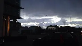 Ciemne chmury nad Warszawą (tvnmeteo.pl)