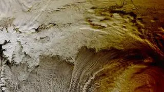 Cień na Morzu Arktycznym widoczny podczas zaćmienia Słońca z perspektywy satelity NASA (20.03)
