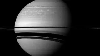 Cień rzucany na Saturna przez pierścienie (NASA/JPL-Caltech/Space Science Institute)