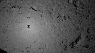 Cień rzucany przez sondę Hayabusa-2 na asteroidę (JAXA)