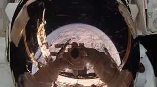Clay Anderson podczas spaceru kosmicznego w 2007 roku (NASA)