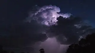Cumulonimbus Calvus przynoszą burze i szkwały