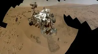 Curiosity na Marsie. Zdjęcie z robotycznego ramienia łazika (NASA)