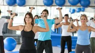 Ćwiczmy w grupie (Shutterstock)