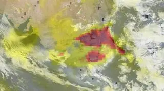 Czerwoną plamą zaznaczono obszar największej koncentracji aerozoli, zdjęcie z dnia 14 stycznia 2020 (NASA Worldview)