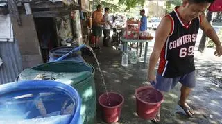 Czysta woda bywa luksusem na Filipinach (PAP/EPA)