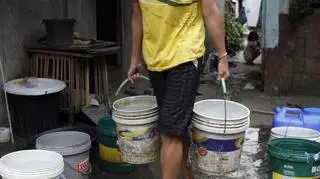 Czysta woda bywa luksusem na Filipinach (PAP/EPA)