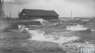 Zatoka Pucka podczas burzy, 1918-1932
http://www.audiovis.nac.gov.pl/obraz/122444/d4d43fa82df844ac125a511b789264da/
