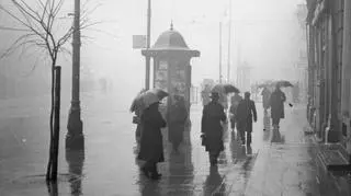 Warszawa podczas mgły i deszczu, 1938
http://www.audiovis.nac.gov.pl/obraz/30616/3991831be2137d0a3c82cc48d02fe24c/
